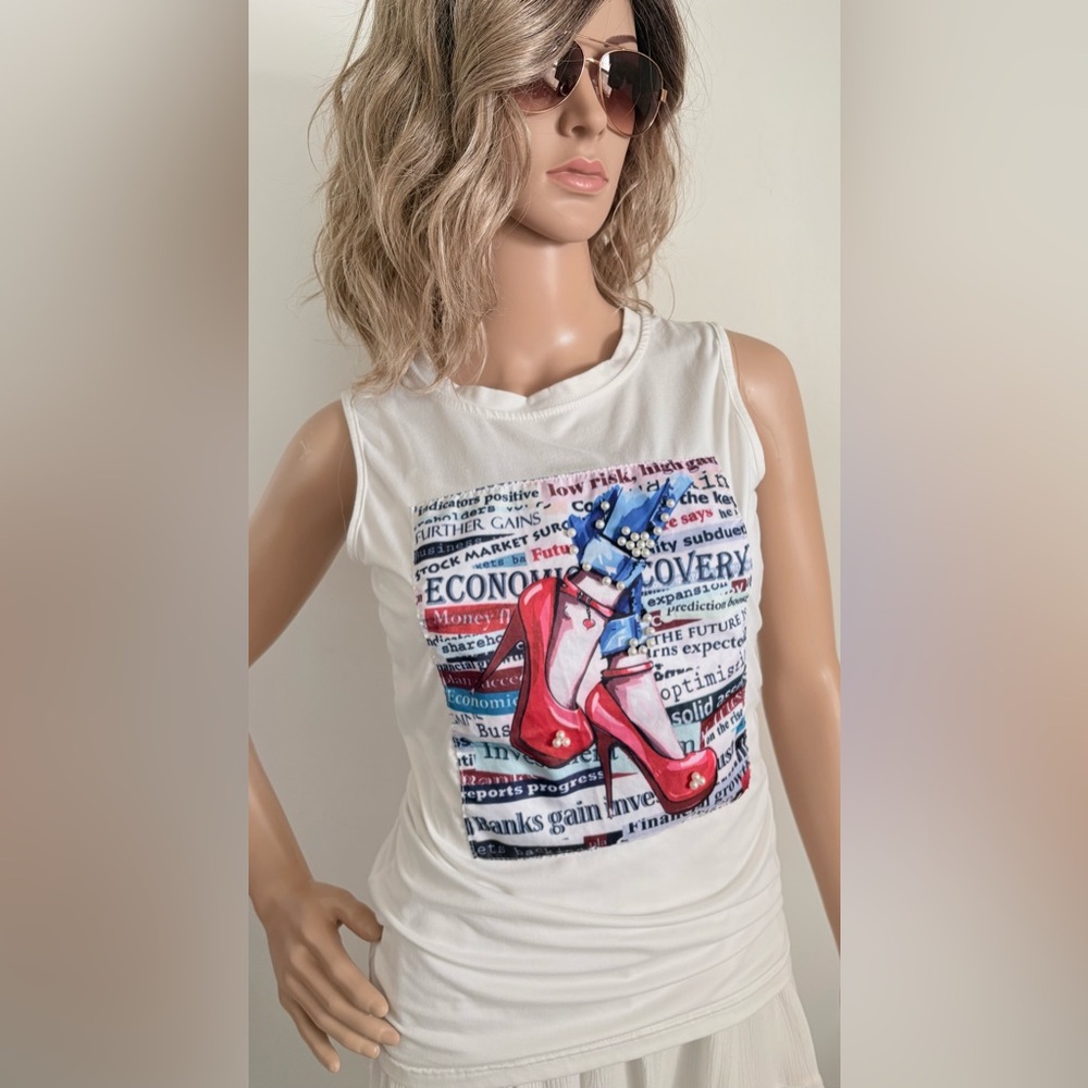 NWOT Emme Jordan Stylish White Graphic Tank Top with Pearls Details in Size M